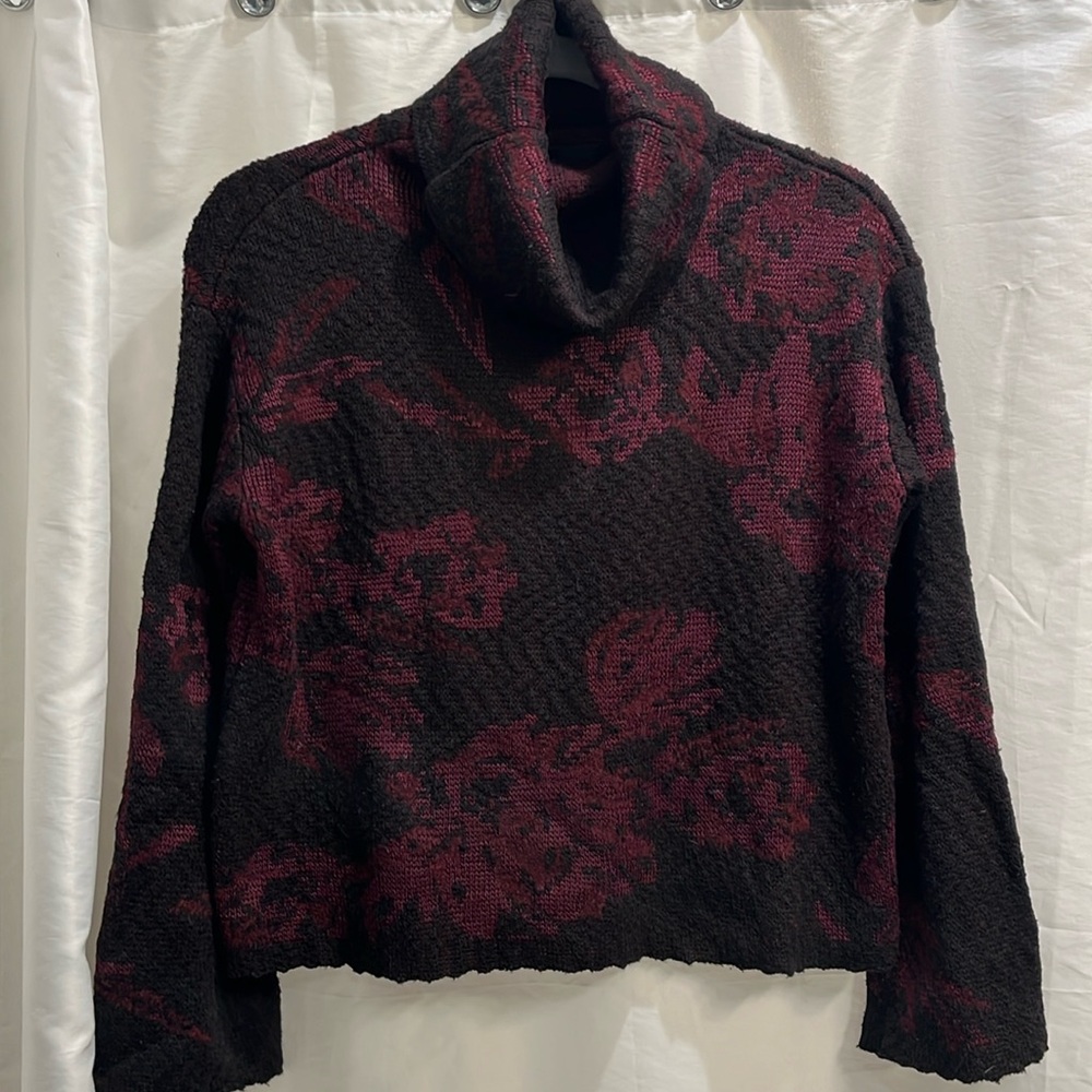 WHBM Women’s Black and Port colored cotton sweater. Size XS. Only worn 2-3 times